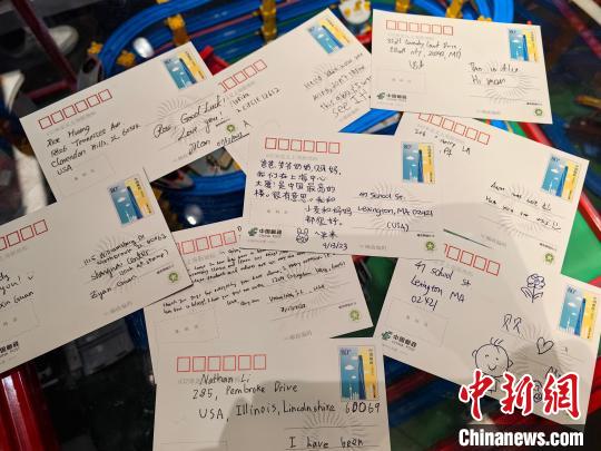 华裔少年手写明信片。 范宇斌 摄 华裔少年手写明信片。 范宇斌 摄