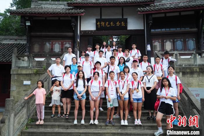 在李调元纪念馆前合影留念。 罗江区委宣传部供图 在李调元纪念馆前合影留念。 罗江区委宣传部供图