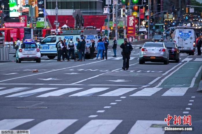 资料图:当地时间2021年5月8日,美国纽约曼哈顿,时代广场发生枪击事件,导致2人受伤,其中包括1名3岁的儿童。 资料图:当地时间2021年5月8日,美国纽约曼哈顿,时代广场发生枪击事件,导致2人受伤,其中包括1名3岁的儿童。