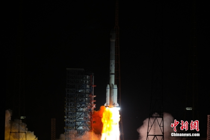 北京时间2023年11月9日19时23分,我国在西昌卫星发射中心使用长征三号乙运载火箭,成功将中星6E卫星发射升空,卫星顺利进入预定轨道,发射任务获得圆满成功。
此次任务是长征系列运载火箭第496次飞行。
图为发射现场。照片:陈昊杰 邱立军 北京时间2023年11月9日19时23分,我国在西昌卫星发射中心使用长征三号乙运载火箭,成功将中星6E卫星发射升空,卫星顺利进入预定轨道,发射任务获得圆满成功。
此次任务是长征系列运载火箭第496次飞行。
图为发射现场。照片:陈昊杰 邱立军