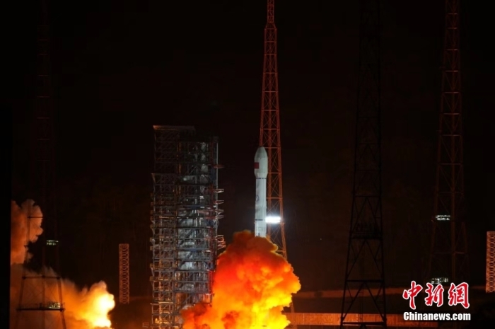 北京时间2023年11月9日19时23分,我国在西昌卫星发射中心使用长征三号乙运载火箭,成功将中星6E卫星发射升空,卫星顺利进入预定轨道,发射任务获得圆满成功。
此次任务是长征系列运载火箭第496次飞行。
图为发射现场。照片:陈昊杰 邱立军 北京时间2023年11月9日19时23分,我国在西昌卫星发射中心使用长征三号乙运载火箭,成功将中星6E卫星发射升空,卫星顺利进入预定轨道,发射任务获得圆满成功。
此次任务是长征系列运载火箭第496次飞行。
图为发射现场。照片:陈昊杰 邱立军