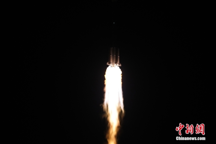 北京时间2023年11月9日19时23分,我国在西昌卫星发射中心使用长征三号乙运载火箭,成功将中星6E卫星发射升空,卫星顺利进入预定轨道,发射任务获得圆满成功。
此次任务是长征系列运载火箭第496次飞行。
图为发射现场。照片:陈昊杰 邱立军 北京时间2023年11月9日19时23分,我国在西昌卫星发射中心使用长征三号乙运载火箭,成功将中星6E卫星发射升空,卫星顺利进入预定轨道,发射任务获得圆满成功。
此次任务是长征系列运载火箭第496次飞行。
图为发射现场。照片:陈昊杰 邱立军