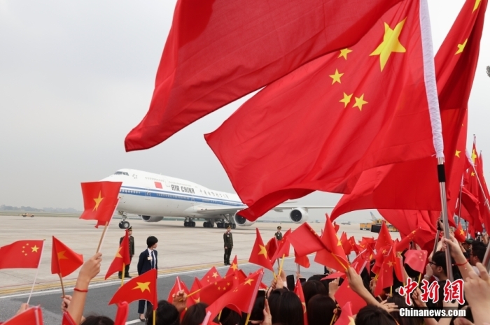 当地时间12月12日中午,中共中央总书记、国家主席习近平乘专机抵达河内,应越南共产党中央委员会总书记阮富仲、越南社会主义共和国主席武文赏邀请,对越南进行国事访问。图为专机抵达。<a target='_blank' data-cke-saved-href='/' href='/'>中新社</a>记者 盛佳鹏 摄 当地时间12月12日中午,中共中央总书记、国家主席习近平乘专机抵达河内,应越南共产党中央委员会总书记阮富仲、越南社会主义共和国主席武文赏邀请,对越南进行国事访问。图为专机抵达。<a target='_blank' data-cke-saved-href='/' href='/'>中新社</a>记者 盛佳鹏 摄