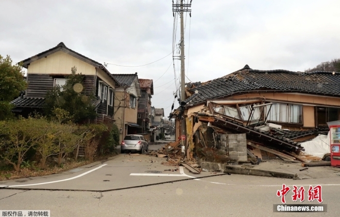 当地时间2023年1月1日下午，日本石川县能登地区发生震度7(日本标准)的地震，轮岛市内一些建筑受损倒塌，部分路段路面出现断裂。日本气象厅向新潟、富山、石川各县发出海啸警报。东京也有明显震感。