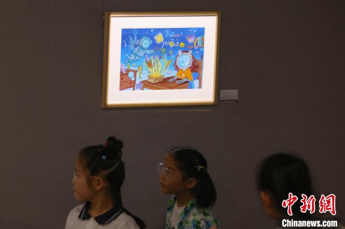 中国侨网7月1日,江苏启东,观众在展厅内参观展出的绘画作品。当日,“寻找未来艺术大使”暨首届中瑞青少年国际绘画大赛中国巡展·启东站在启东美术馆开展,百余幅中国和瑞士青少年创作的绘画作品以独特的视角,讲述跨越国界的友谊故事。据悉,此次绘画大赛以艺术为媒介,为中国和瑞士两国青少年提供展示自我、发挥艺术想象力的平台,鼓励他们用创作展开跨文化对话。中新社记者 泱波 摄