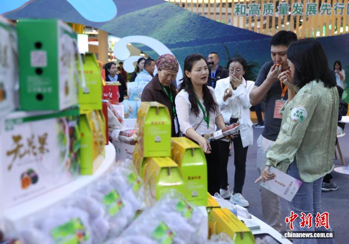 中国侨网9月25日,第二十三届中国绿色食品博览会与第十六届中国国际有机食品博览会在银川国际会展中心同步拉开帷幕。本届博览会以“绿色食品 提振消费”为主题,围绕“展示成果、促进贸易、推动发展”的办展宗旨,全面展现中国绿色食品和有机农产品产业发展的新进展与新成效。图为采购商在博览会现场品尝食品。中新社记者 于晶 摄