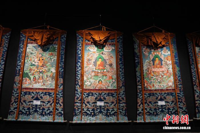 中国侨网3月12日,记者探访西藏丹巴绕旦唐卡艺术学校。该校1980年创办,46年来免费培养唐卡艺术人才500余名,现有汉藏籍在校生80余名,学制8至10余年。校内画师以矿物颜料潜心创作,学校秉持“先做人后学艺”理念,通过系统化教学传承勉唐派技艺,毕业生就业率近99%,推动唐卡文化持续传承发展。图为唐卡作品。贡确 摄