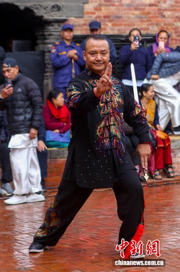 中国侨网当地时间3月21日,百余名尼泊尔太极拳爱好者齐聚加德满都谷地帕坦博物馆,庆祝首个“国际太极拳日”。本次活动由尼泊尔中国文化中心、阿尼哥协会和尼泊尔太极拳联合会联合举办。2025年11月,联合国教科文组织大会第43届会议通过决议,将每年3月21日设为“国际太极拳日”。这也是联合国系统首个以武术项目命名的国际日。图为尼泊尔太极拳联合会秘书长兼教练马查·拉特纳·马哈尔詹(Macha Ratna Maharjan)表演太极剑。中新社发 普拉丹 摄