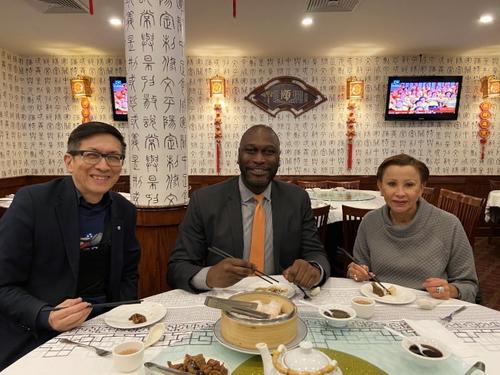陈作舟(左起)、毕夏朴、维乐贵丝在华埠餐厅用餐，为华社加油打气。(美国《世界日报》/郑怡嫣摄)