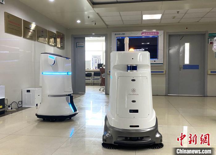 资料图：银川市第一人民医院内，智能机器人正在工作。　杨迪 摄