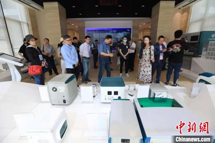 海外华文媒体参观成都博奥晶芯生物科技有限公司。　王磊 摄