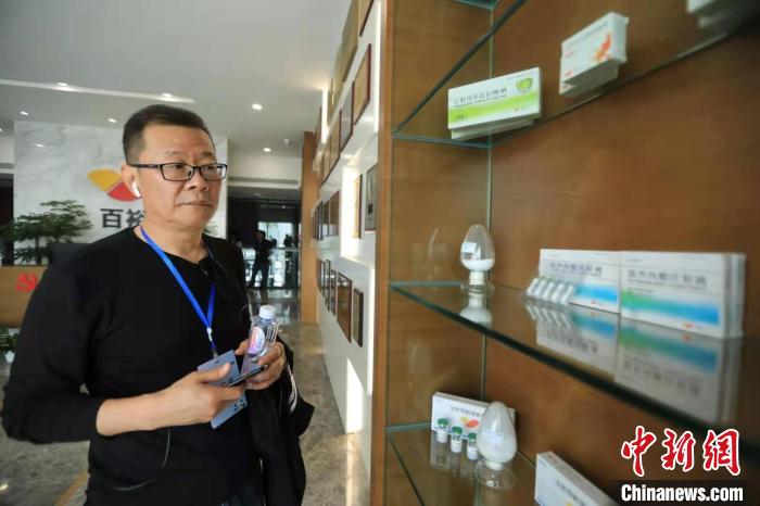 海外华文媒体参观成都百裕制药股份有限公司。　王磊 摄