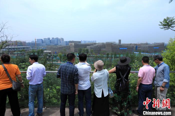 海外华文媒体代表实地参观了解鹿溪智谷公园社区示范项目的建设情况。　王磊 摄