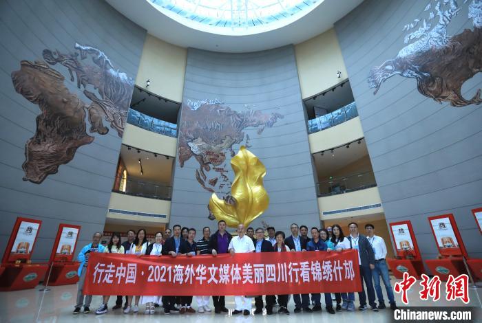 海外华文媒体代表探访中国雪茄博物馆。　王磊 摄