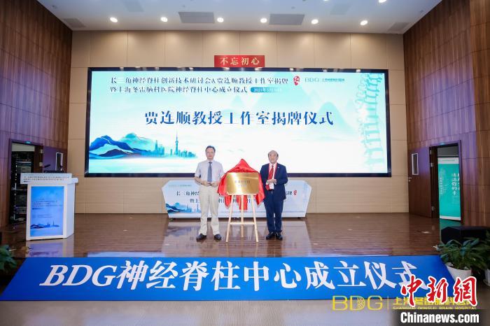 著名骨科和脊柱外科专家贾连顺教授团队将下沉,定期坐诊、查房、手术,造福周边民众 吴丽霞 摄 著名骨科和脊柱外科专家贾连顺教授团队将下沉,定期坐诊、查房、手术,造福周边民众 吴丽霞 摄