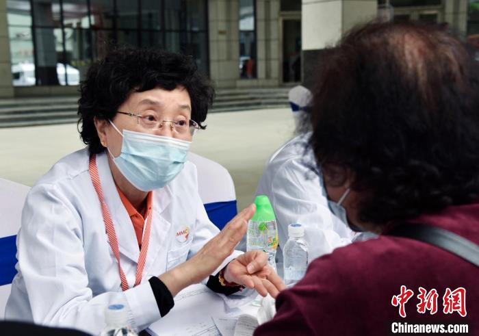 5月18日,“健康中国—MMC西部行”在兰州启动,为糖尿病等代谢疾病进行健康宣教、义诊和医护培训。 丁思 摄 5月18日,“健康中国—MMC西部行”在兰州启动,为糖尿病等代谢疾病进行健康宣教、义诊和医护培训。 丁思 摄