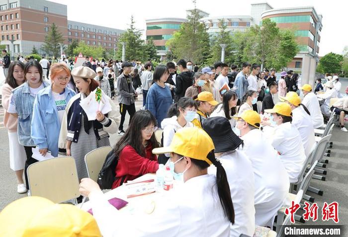长春中医药大学中医药文化节活动现场。(资料图) 郭佳 摄 长春中医药大学中医药文化节活动现场。(资料图) 郭佳 摄