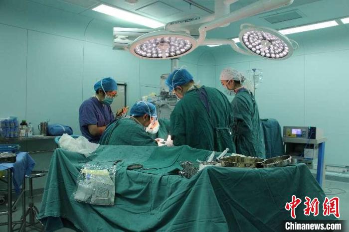 上海专家一台手术解决耳重建和听力重建。 上海九院供图 上海专家一台手术解决耳重建和听力重建。 上海九院供图