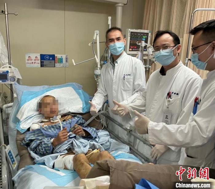 目前,患者已经开始自主功能锻炼,逐步恢复中。 东方医院供图 目前,患者已经开始自主功能锻炼,逐步恢复中。 东方医院供图