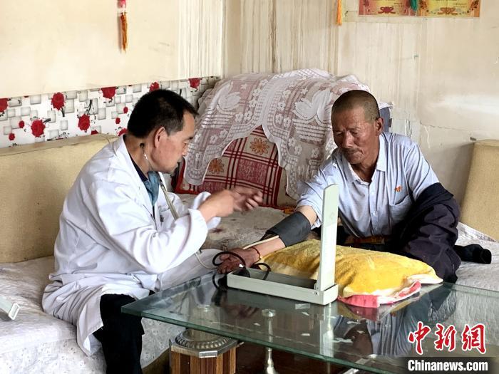 资料图：图为青海乡村医生开展诊疗。　张添福 摄