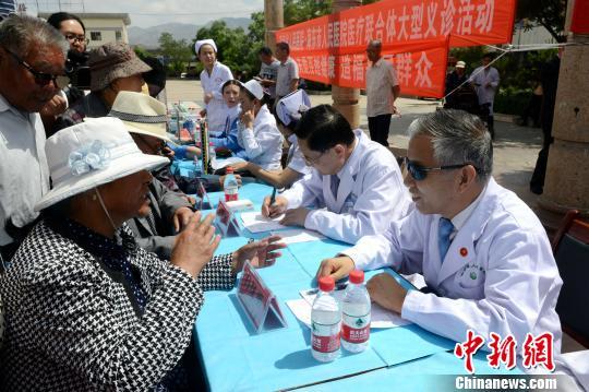 资料图:义诊活动中民众在咨询。(资料图) 孙莹 摄 资料图:义诊活动中民众在咨询。(资料图) 孙莹 摄