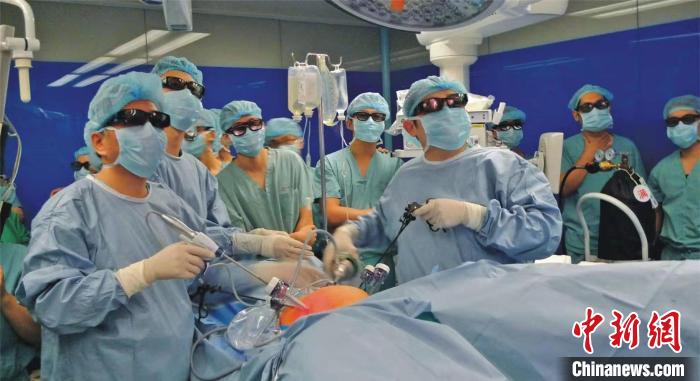 在第二个十年，中国微创外科全面进入恶性肿瘤治疗领域，如何规范做腹腔镜手术成了发展的关键。　瑞金医院供图