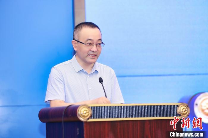 复旦大学新闻学院执行院长张涛甫教授在致辞。　复旦大学供图