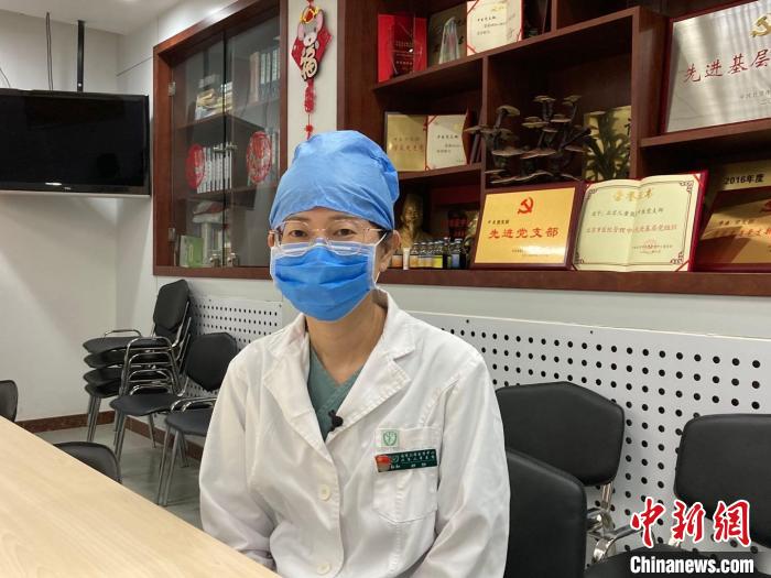首都医科大学附属北京儿童医院中医科主任医师郝静接受采访。　徐婧 摄