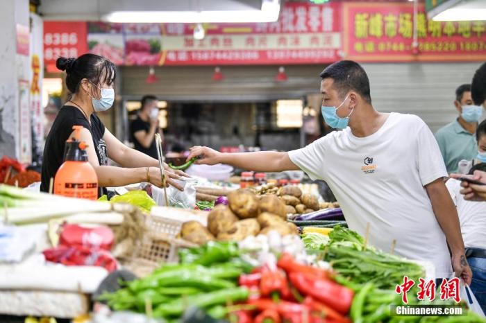 张家界一菜市场市民在购买蔬菜。 邵颖 摄 张家界一菜市场市民在购买蔬菜。 邵颖 摄