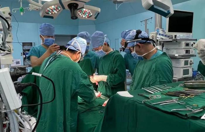 张辉、李龙、潘守东等MDT成员正在进行手术治疗。首都儿科研究所供图 张越然、孟兵 摄