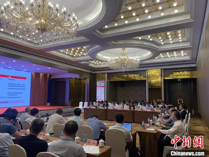 “中国罕见病/孤儿药定义第三次多学科专家研讨会”线上线下举行。　上海市罕见病防治基金会供图